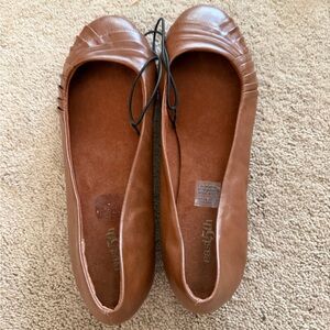 East 5th Women's Tan Pleated Flats